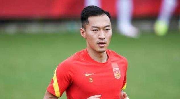 第29分钟，克罗斯挑传禁区，迪亚斯前插没能踢到。